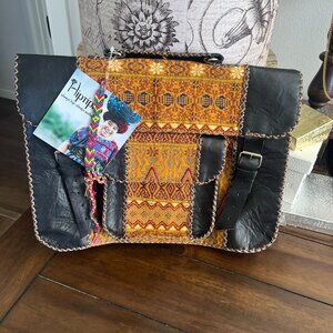 Hiptipico Messenger Bag                              Leather and Fbr